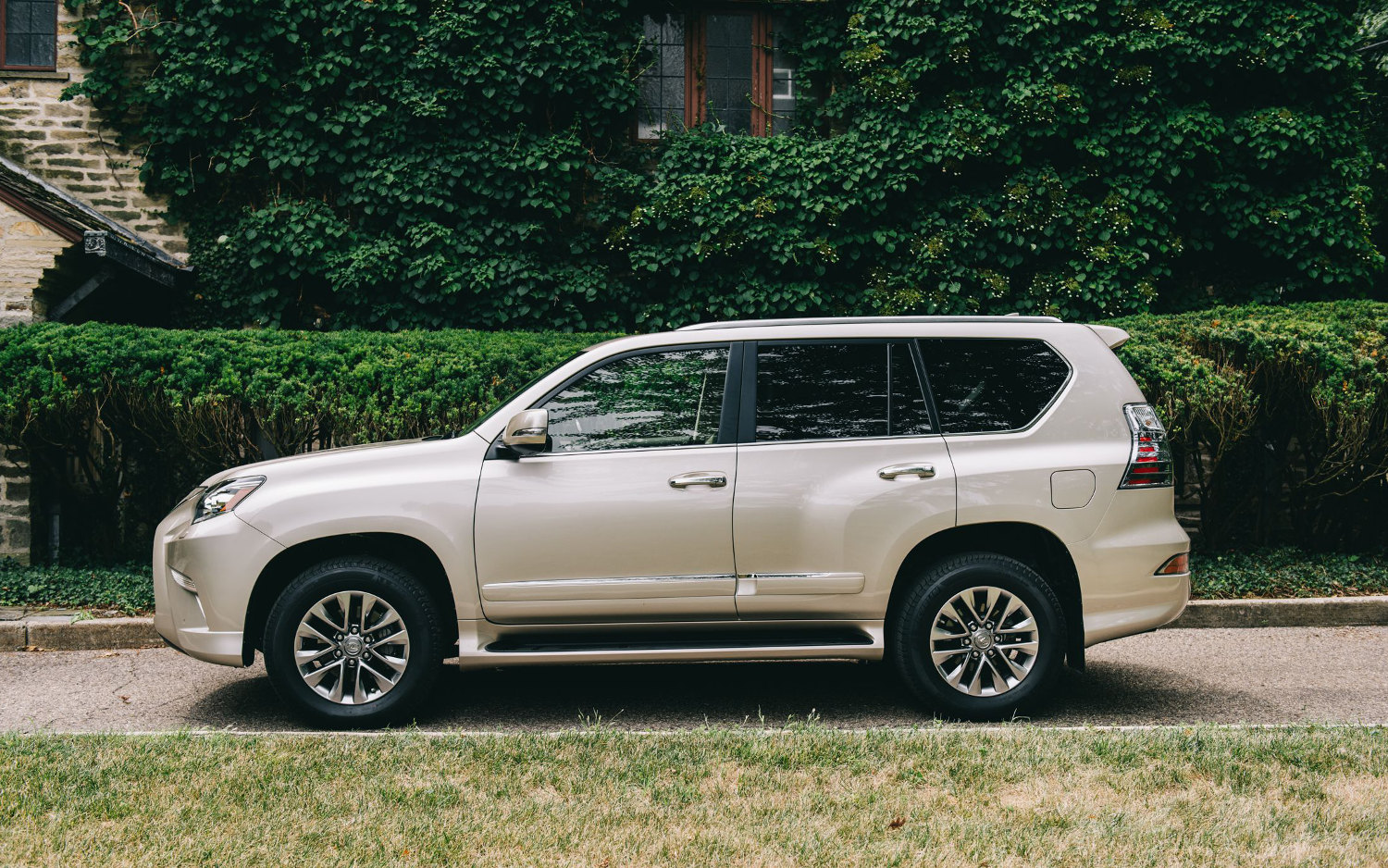 Comparison Lexus GX 460 Luxury 2018 vs Lexus RX 350 F sport 2018